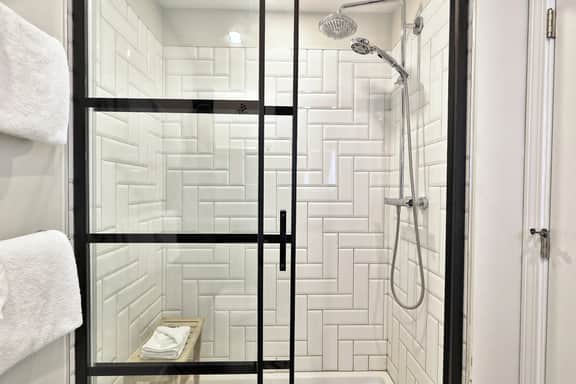 Killington Center Renovated Studio with Kitchenette on Bus Route and Discounted Ski Rentals. - Image 5