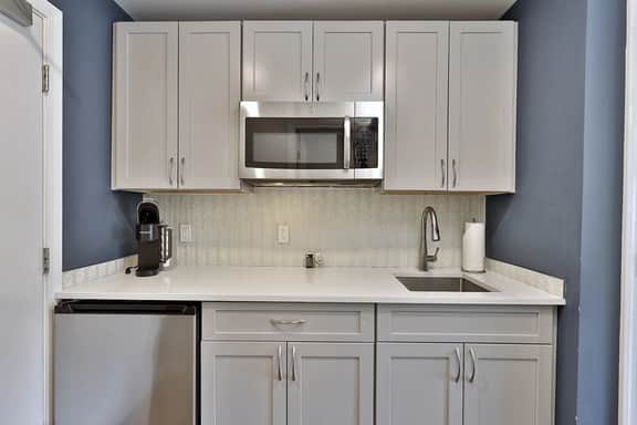 Killington Center Renovated Studio with Kitchenette on Bus Route and Discounted Ski Rentals. - Image 2