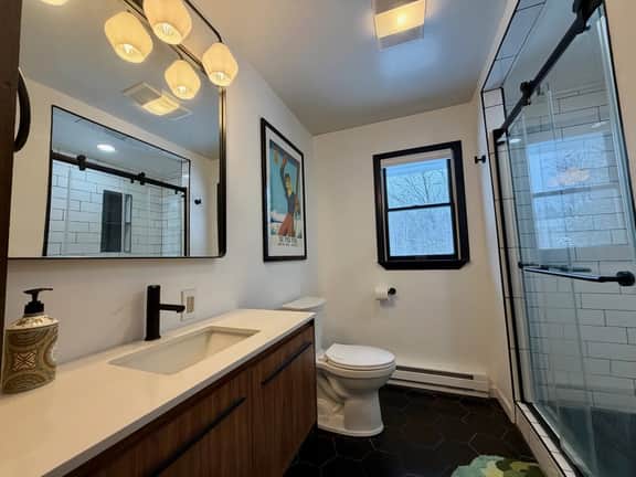 Family and friend friendly upper ski cabin with bunks, sleeps 8 - Image 3