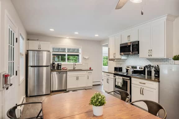25 Rocky Ridge Rd - Killington Retreat: Group Ski House! Close to Mountain! Hot Tub. - Image 4
