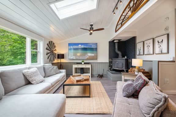 25 Rocky Ridge Rd - Killington Retreat: Group Ski House! Close to Mountain! Hot Tub. - Image 2