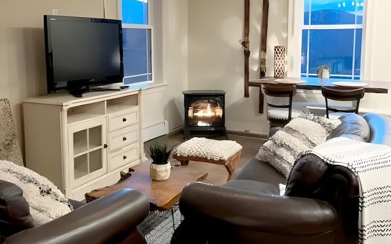 Living room with mountain views and Smart TV.